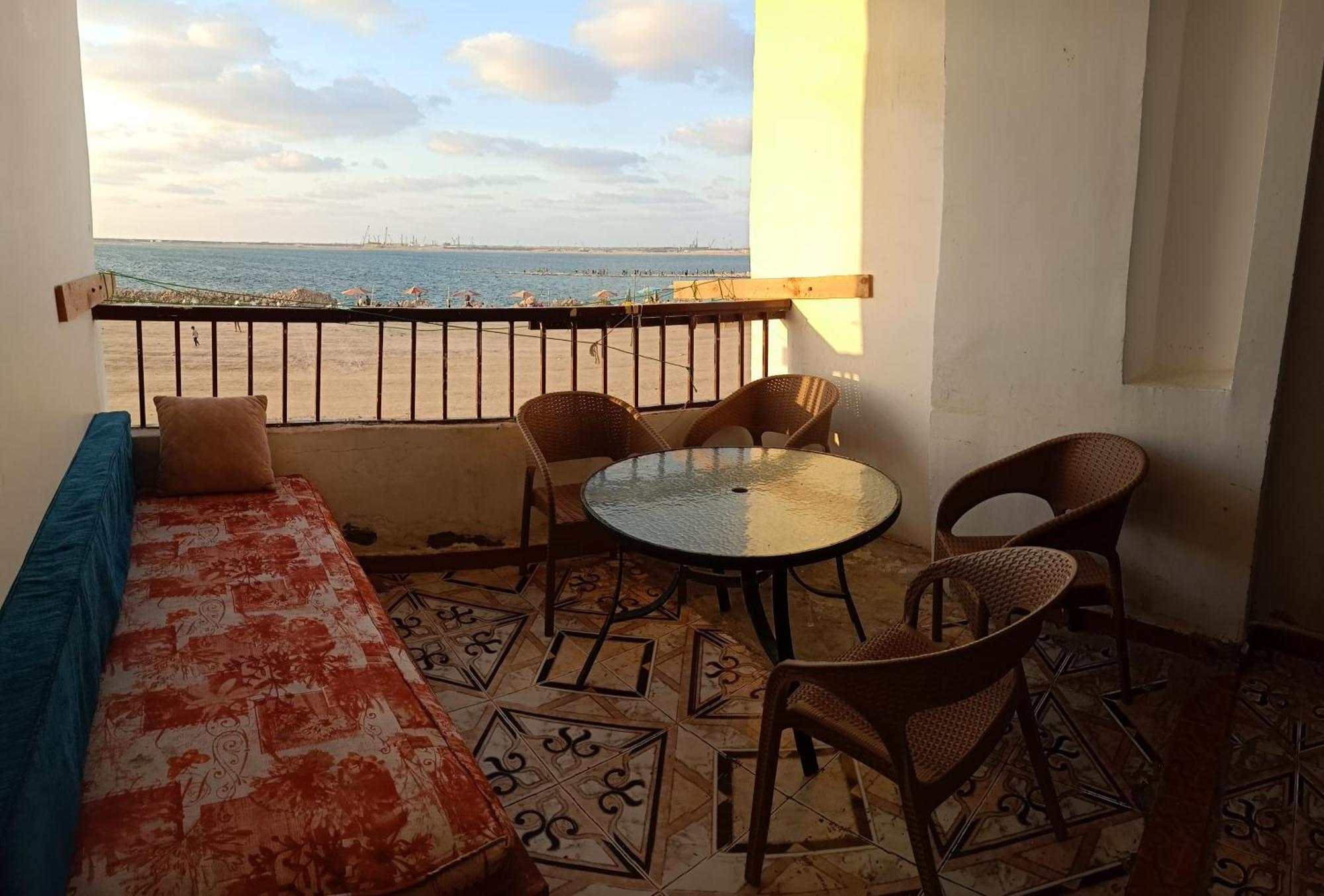 Seaside Haven: Furnished Apartment with Beach Views Abu Qir Exterior photo