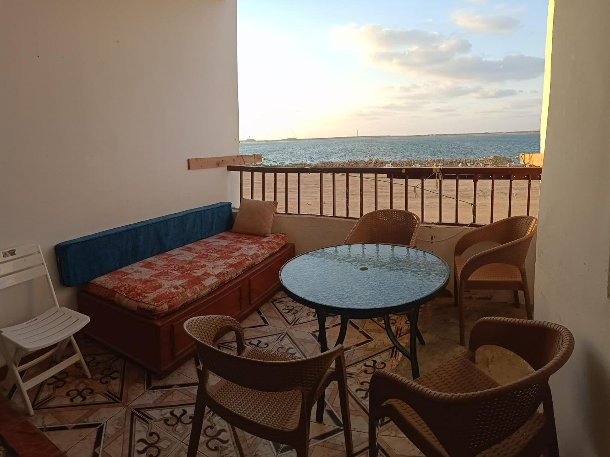 Seaside Haven: Furnished Apartment with Beach Views Abu Qir Exterior photo